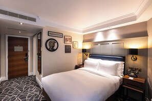 Cosy Double | Hypo-allergenic bedding, memory foam beds, minibar, in-room safe - 100 Queen's Gate Hotel London Kensington, Curio Collection by Hilton (London)