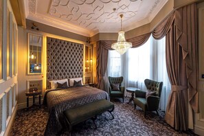 The Queen's Gate Suite | Allergitestet sengetøy, memory foam-senger, minibar og safe på rommet