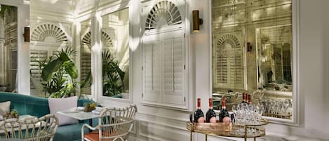 2 restaurants, breakfast, lunch, dinner served; Italian cuisine