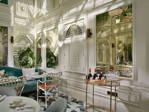 2 restaurants, breakfast, lunch, dinner served; Italian cuisine