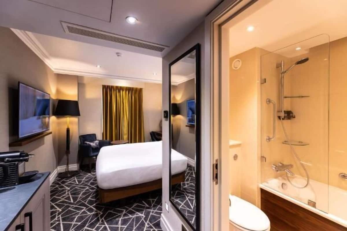 Bathroom | Free toiletries, hair dryer, slippers, towels