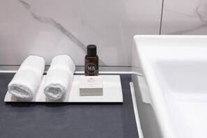 Gratis toiletartikelen, een haardroger, pantoffels, handdoeken