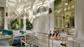 2 restaurants; ze serveren er ontbijt, lunch en diner