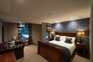 Premium bedding, desk, iron/ironing board, travel crib - Maryculter House (Aberdeen)
