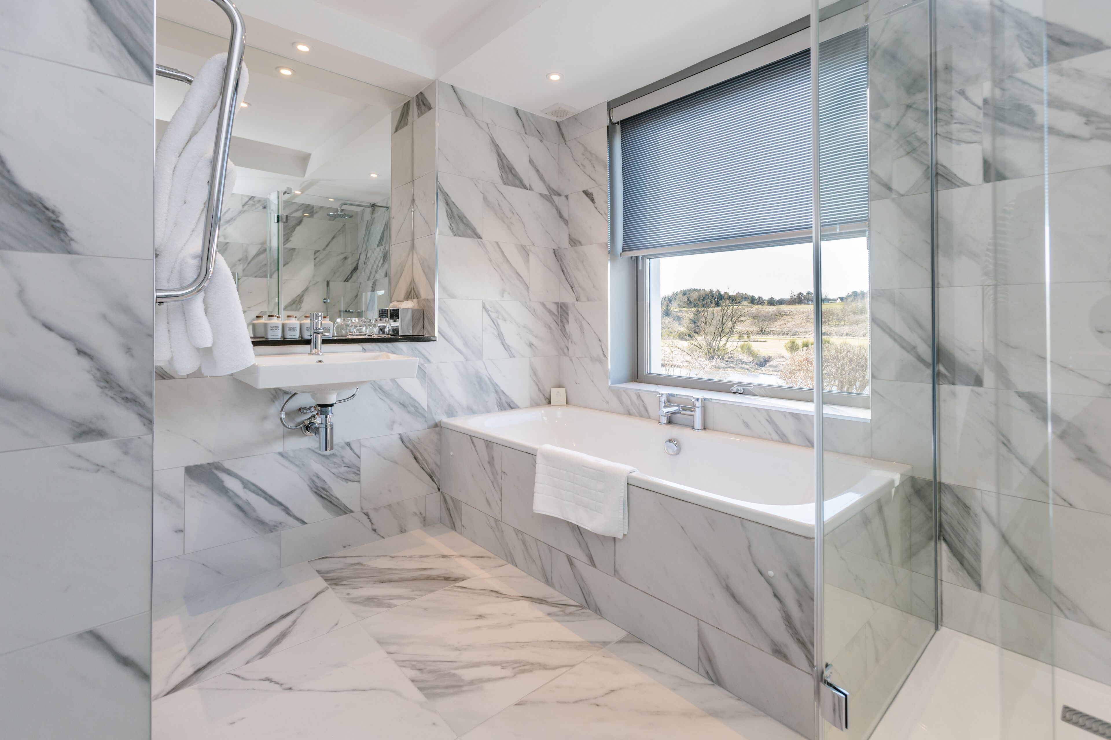 junior suite | bathroom | free toiletries, hair dryer, bathrobes, towels