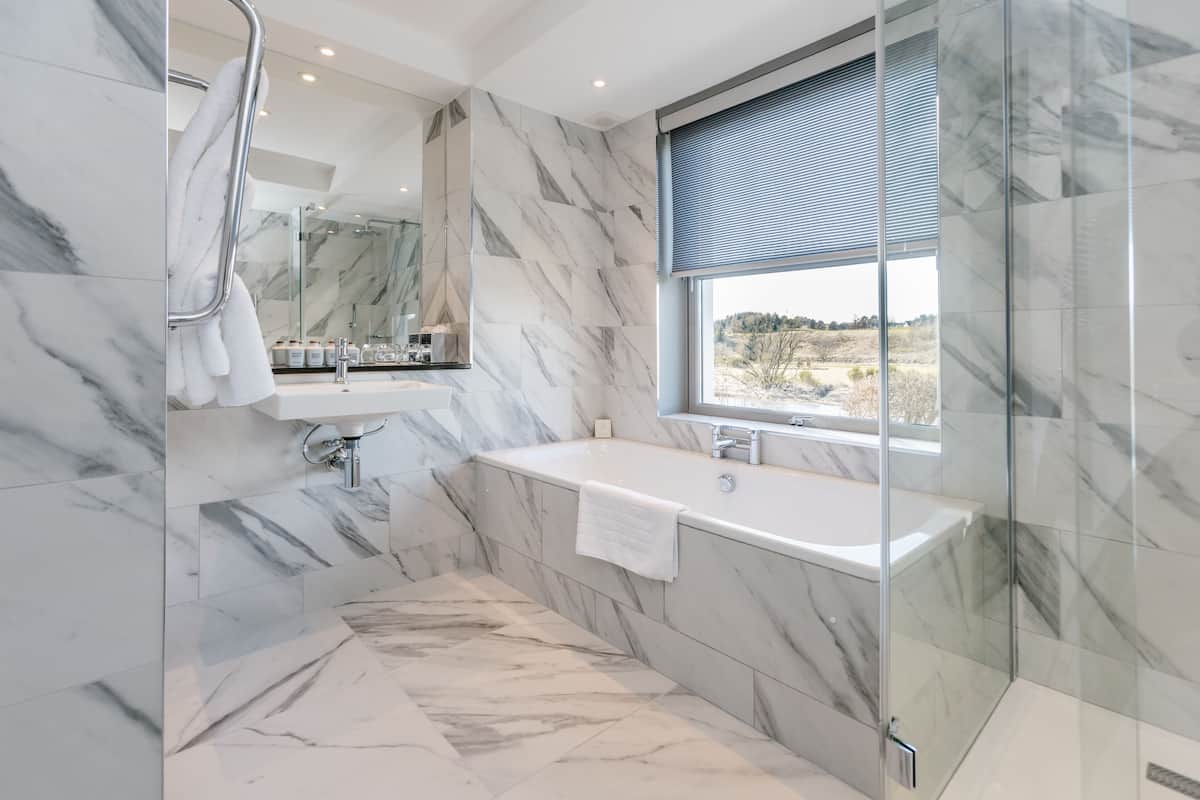 junior suite | bathroom | free toiletries, hair dryer, bathrobes, towels