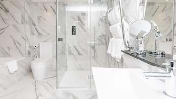 Classic Room, Terrace | Bathroom | Free toiletries, hair dryer, bathrobes, towels