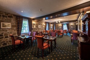 Sarapan lengkap setiap hari (GBP 17.50 per orang)