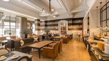 Desayuno buffet (EUR 17 por persona)