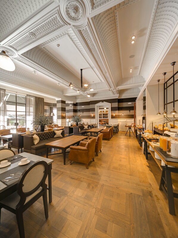 Café da manhã com buffet todos os dias (EUR 17 por pessoa) 
