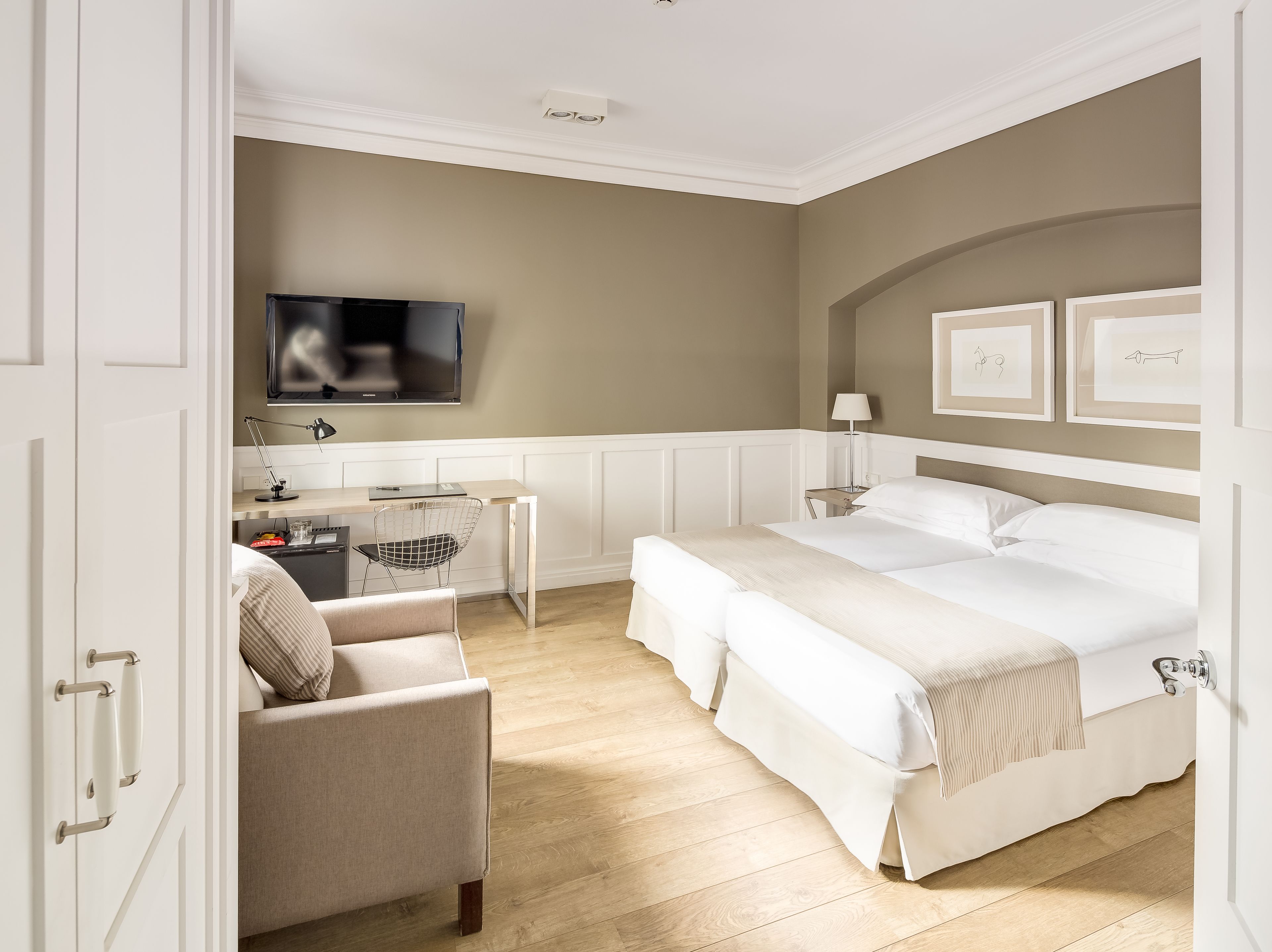 classic room | 1 bedroom, minibar, in-room safe, desk