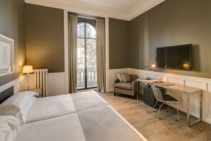 Superior-huone | Minibaari, tallelokero huoneessa, työpöytä, äänieristys