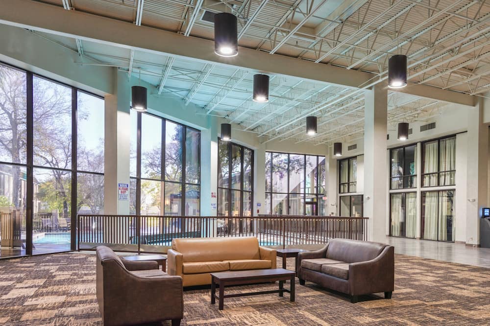 Red Roof Inn PLUS+ & Suites Houston - IAH Airport SW