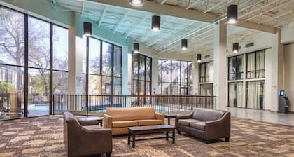 Red Roof Inn PLUS+ & Suites Houston - IAH Airport SW