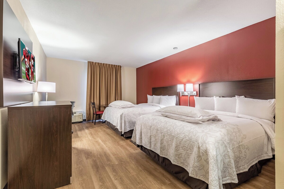 Quarto premium, 2 camas Queen (Upgraded Bedding & Snack, Smoke Free) | Cortinas blackout, berços grátis, camas extras/dobráveis (sobretaxa)