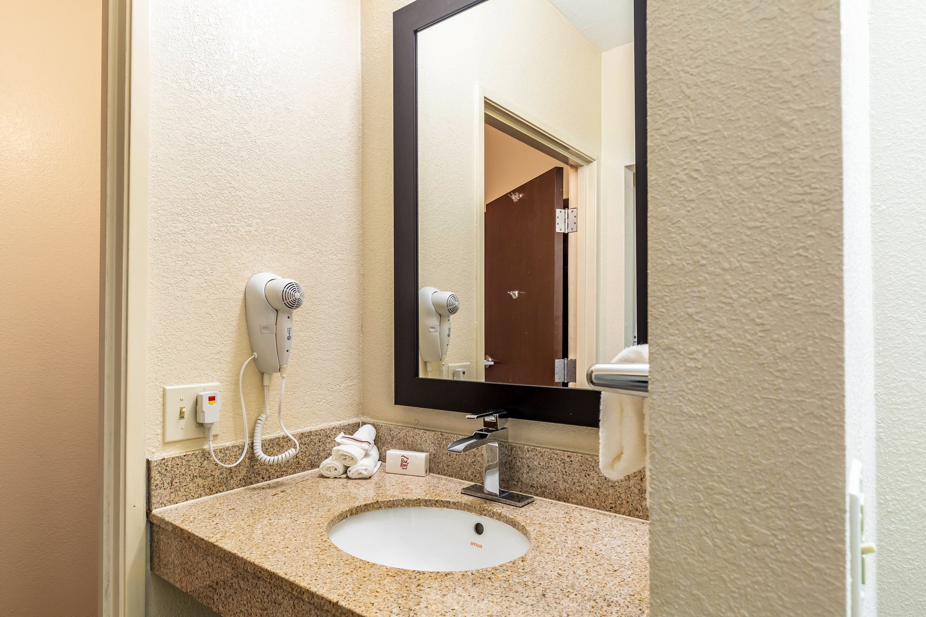 Photo - Red Roof Inn PLUS & Suites Houston - IAH Airport SW