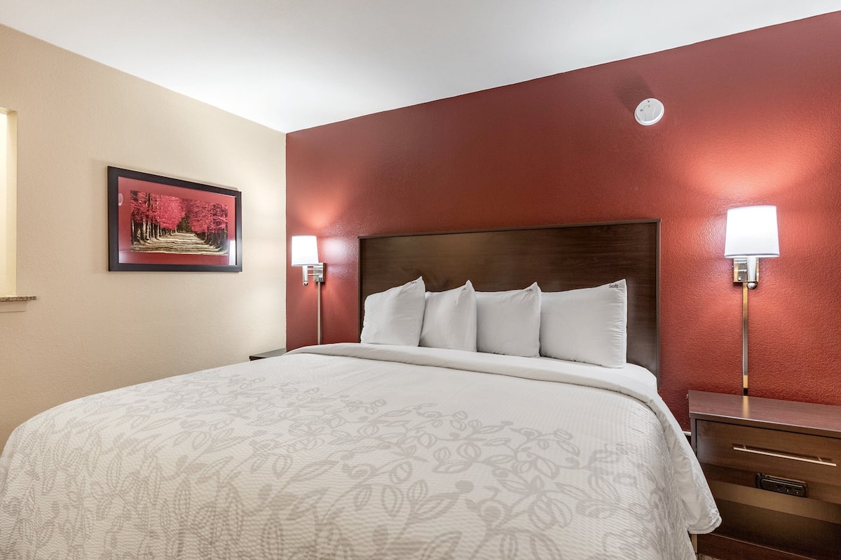 Blackout drapes, free cribs/infant beds, rollaway beds, free WiFi