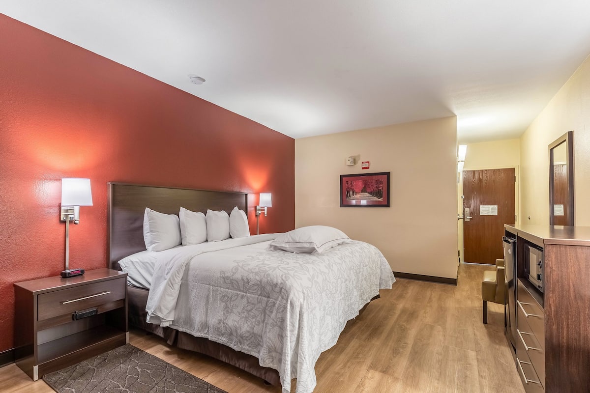 Blackout drapes, free cribs/infant beds, rollaway beds, free WiFi
