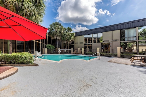 Red Roof Inn PLUS+ & Suites Houston - IAH Airport SW