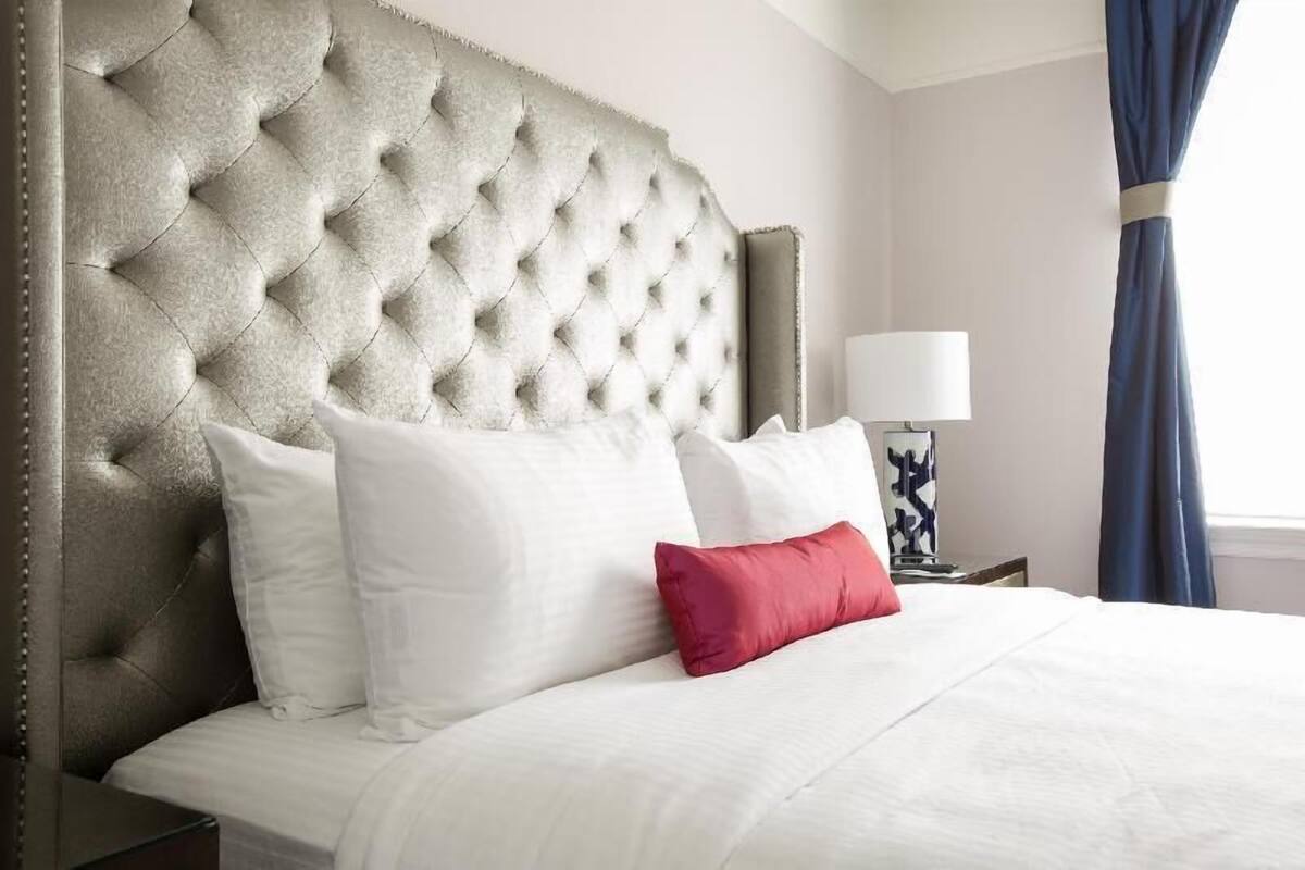 Premium bedding, in-room safe, desk, laptop workspace