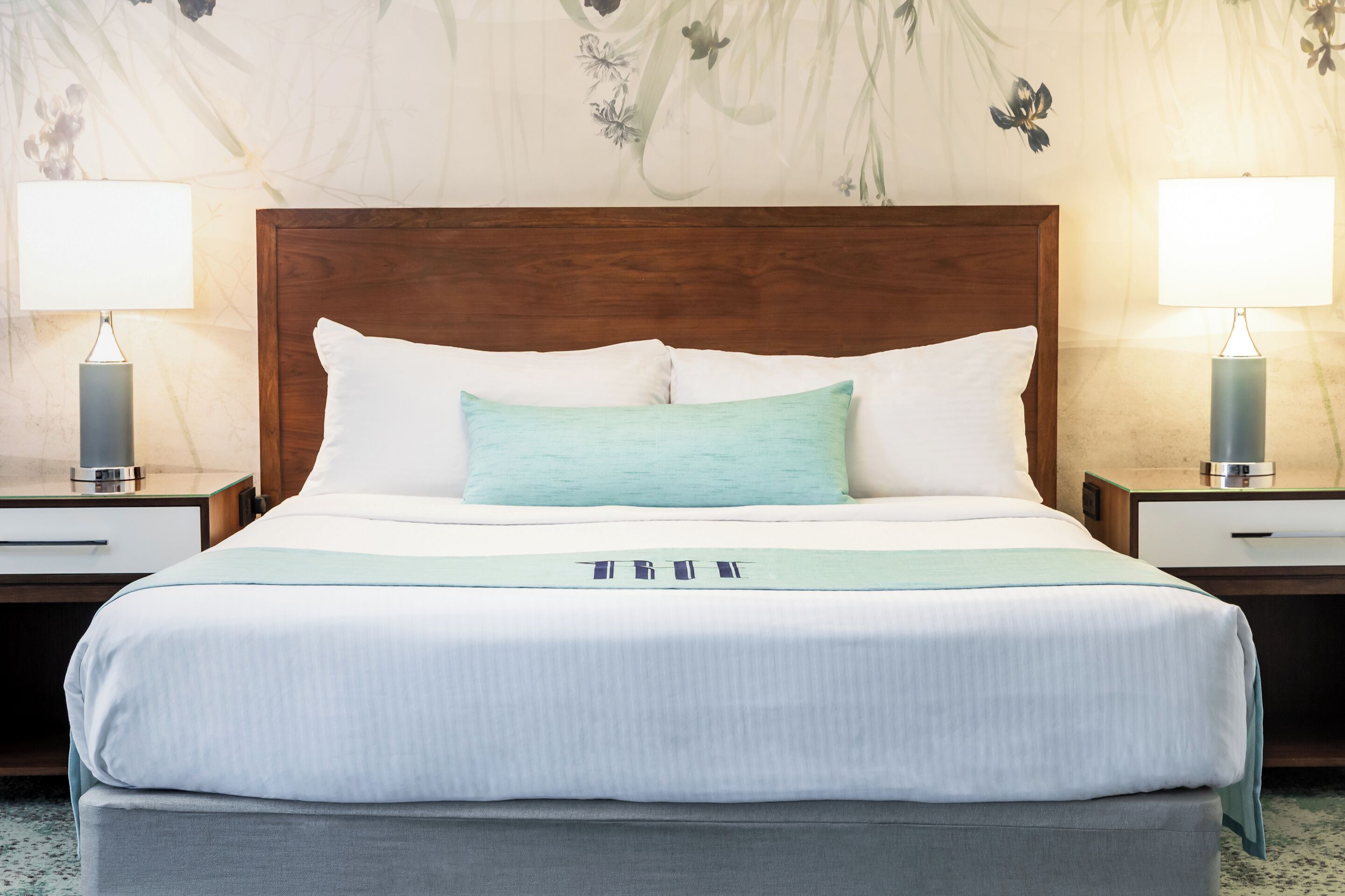 deluxe room, 1 king bed | 1 bedroom, premium bedding, in-room safe, desk