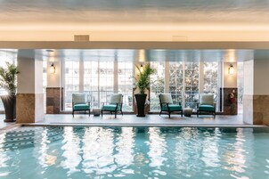 Una piscina techada, sillones reclinables de piscina