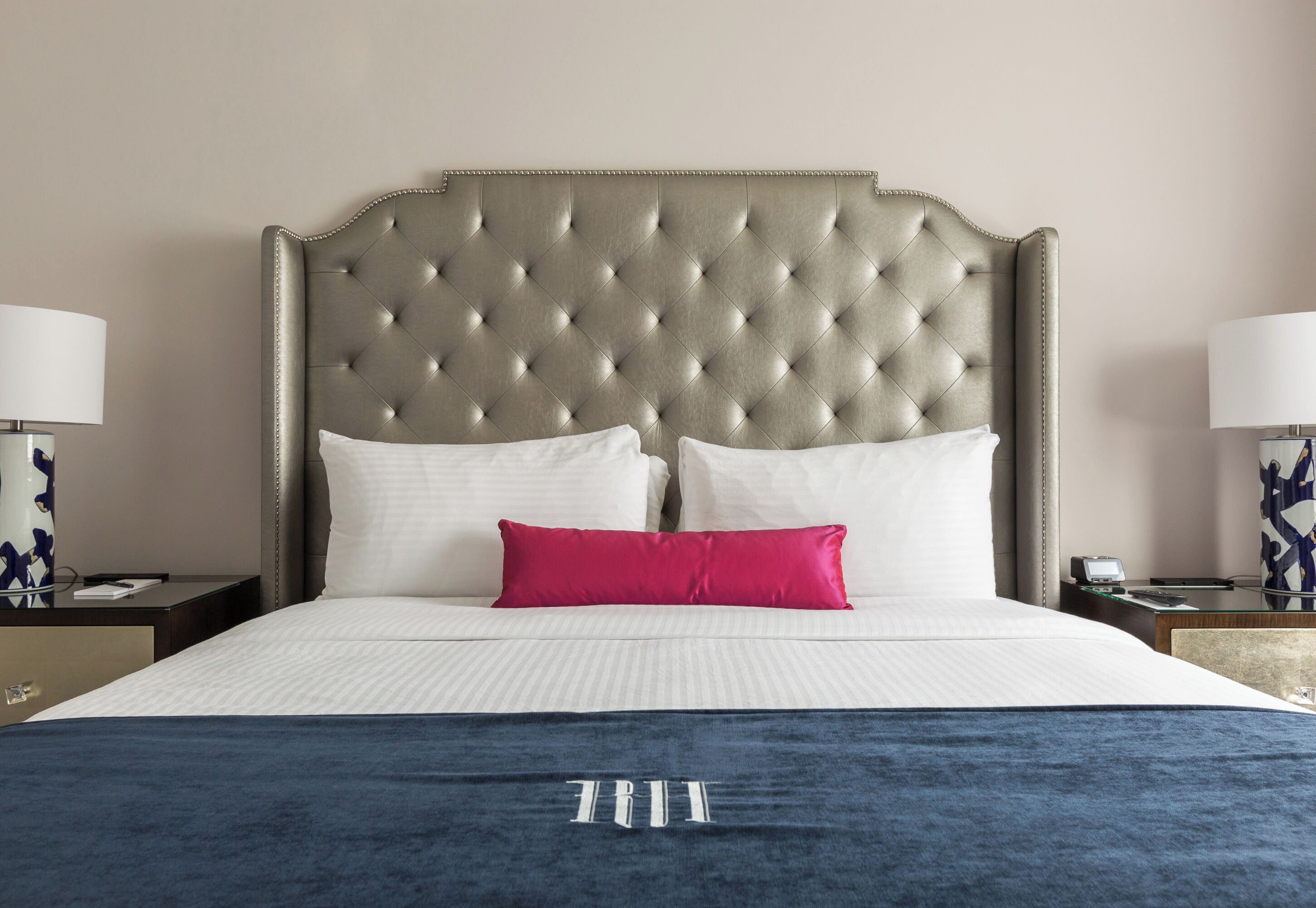 premier room, 1 king bed | 1 bedroom, premium bedding, in-room safe, desk