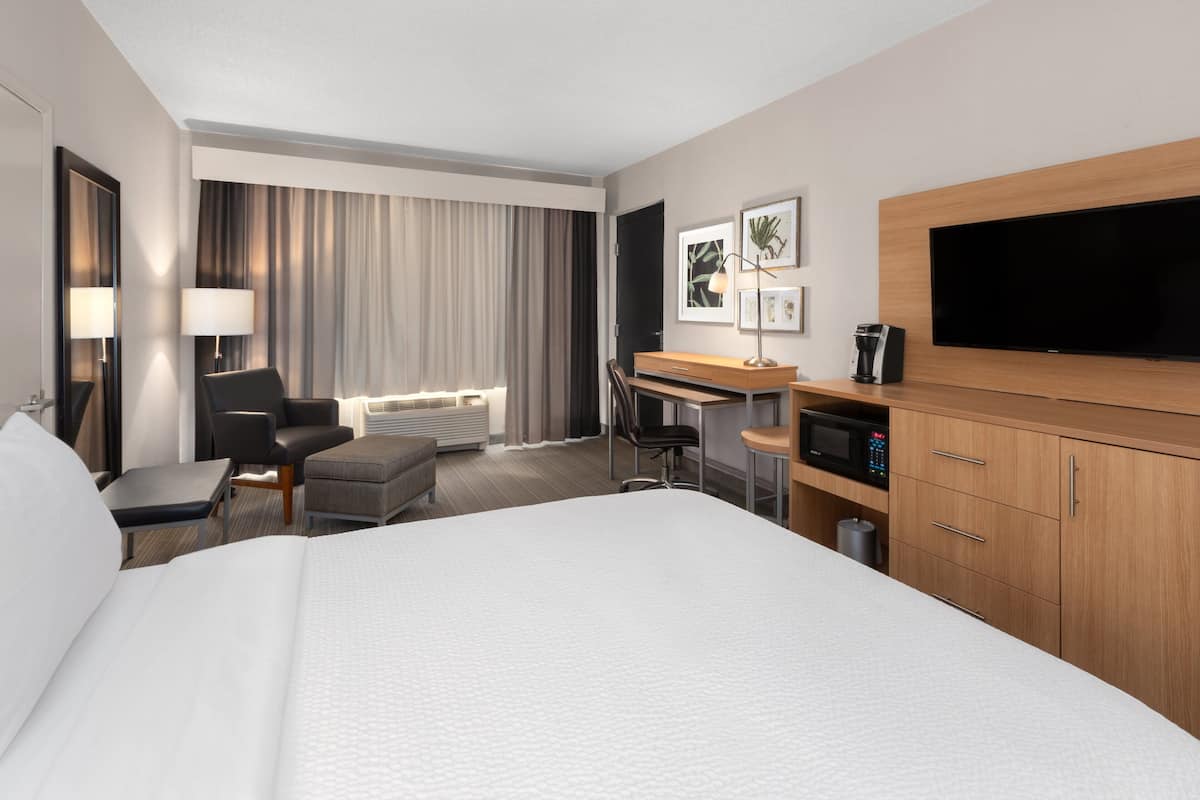 Standard Room, 1 Queen Bed, Accessible Bathtub (Communications) | 1 bedroom, premium bedding, desk, laptop workspace
