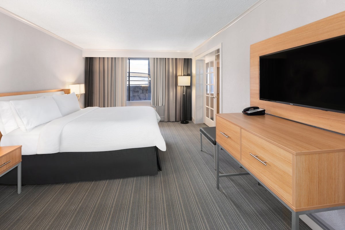1 bedroom, premium bedding, desk, laptop workspace