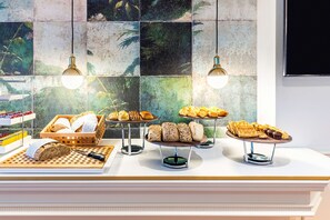 Petit-déjeuner buffet servi tous les jours en supplément