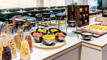 Desayuno buffet todos los dĂas (con cargo)