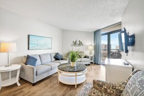 套房, 3 间卧室 | 起居区 | 30-英寸纯平电视 (配备有线频道)、电视