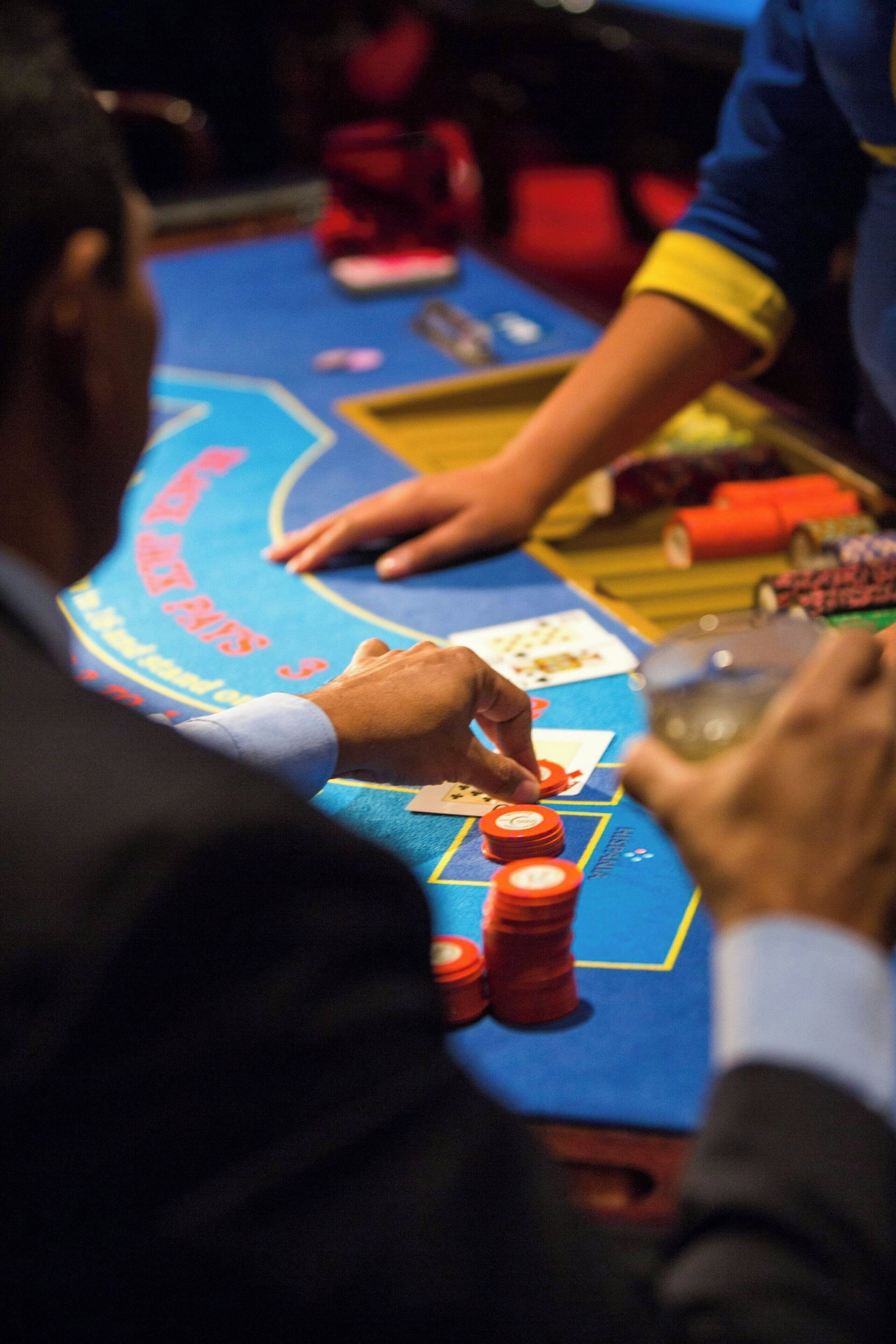 Een blackjack tafel met kaarten en chips.