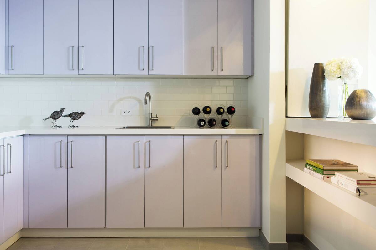 fridge, coffee/tea maker