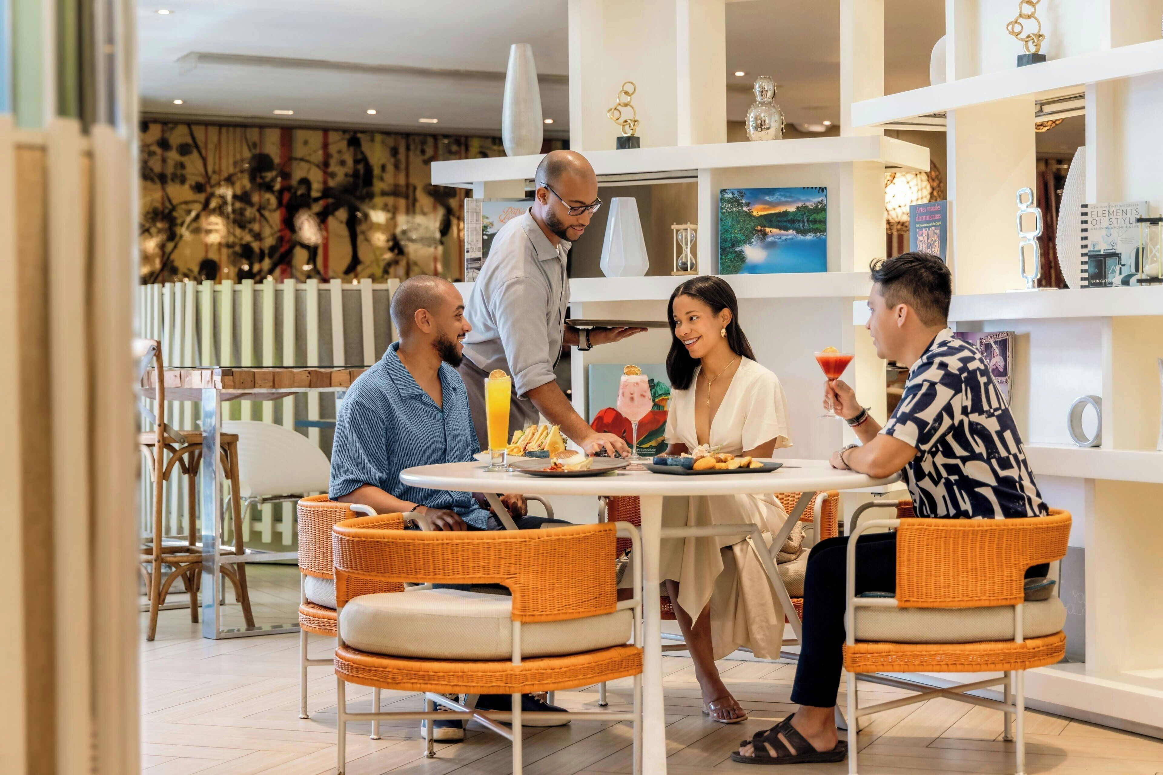 2 restaurantes, se sirven desayunos, comidas y cocina internacional