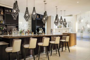 3 bars/lounges, een poolbar