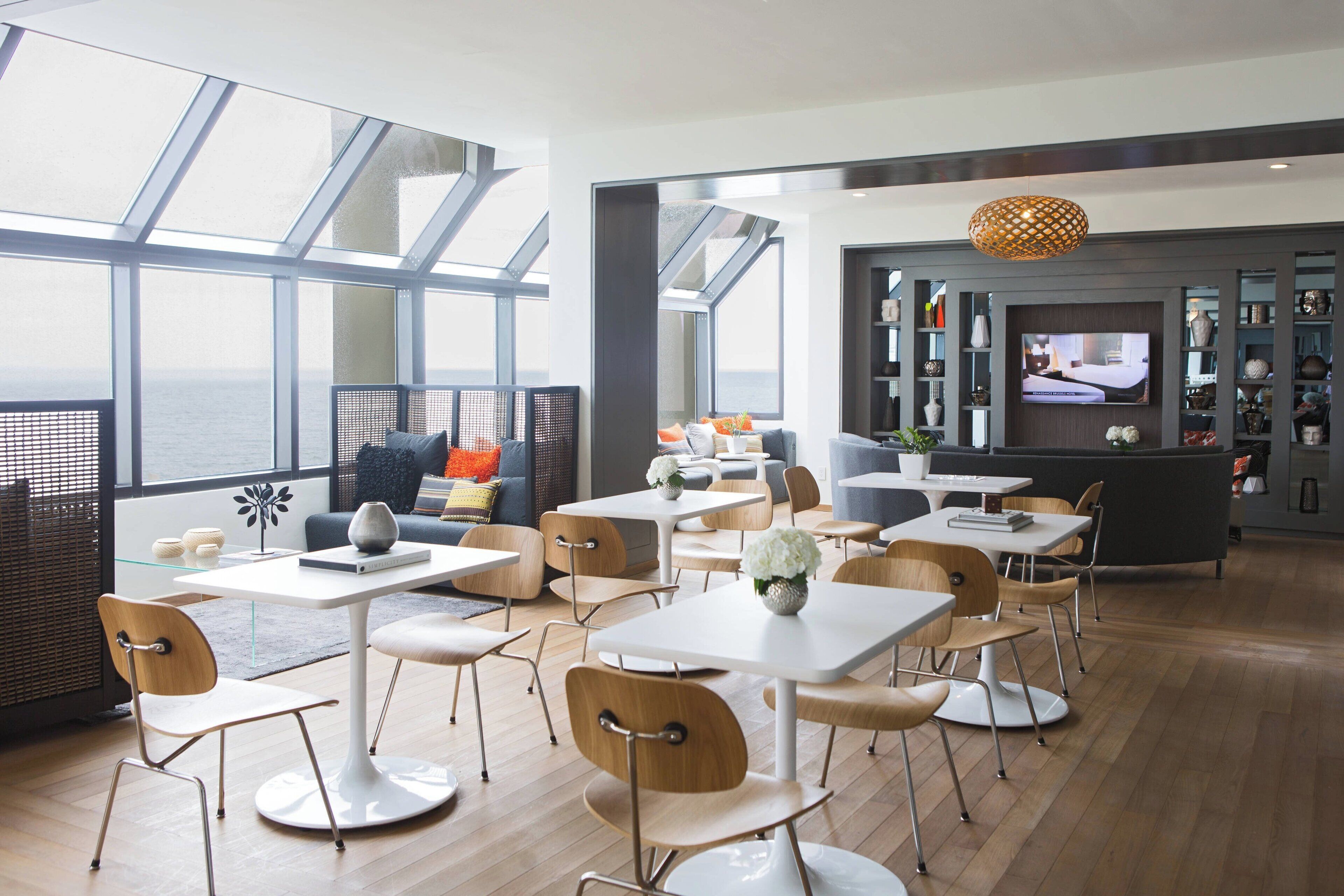 3 bars/lounges, poolside bar