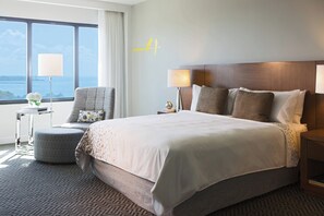 Club kamer, 1 kingsize bed, gedeeltelijk uitzicht op oceaan | Luxe beddengoed, een minibar, een kluis op de kamer, een bureau