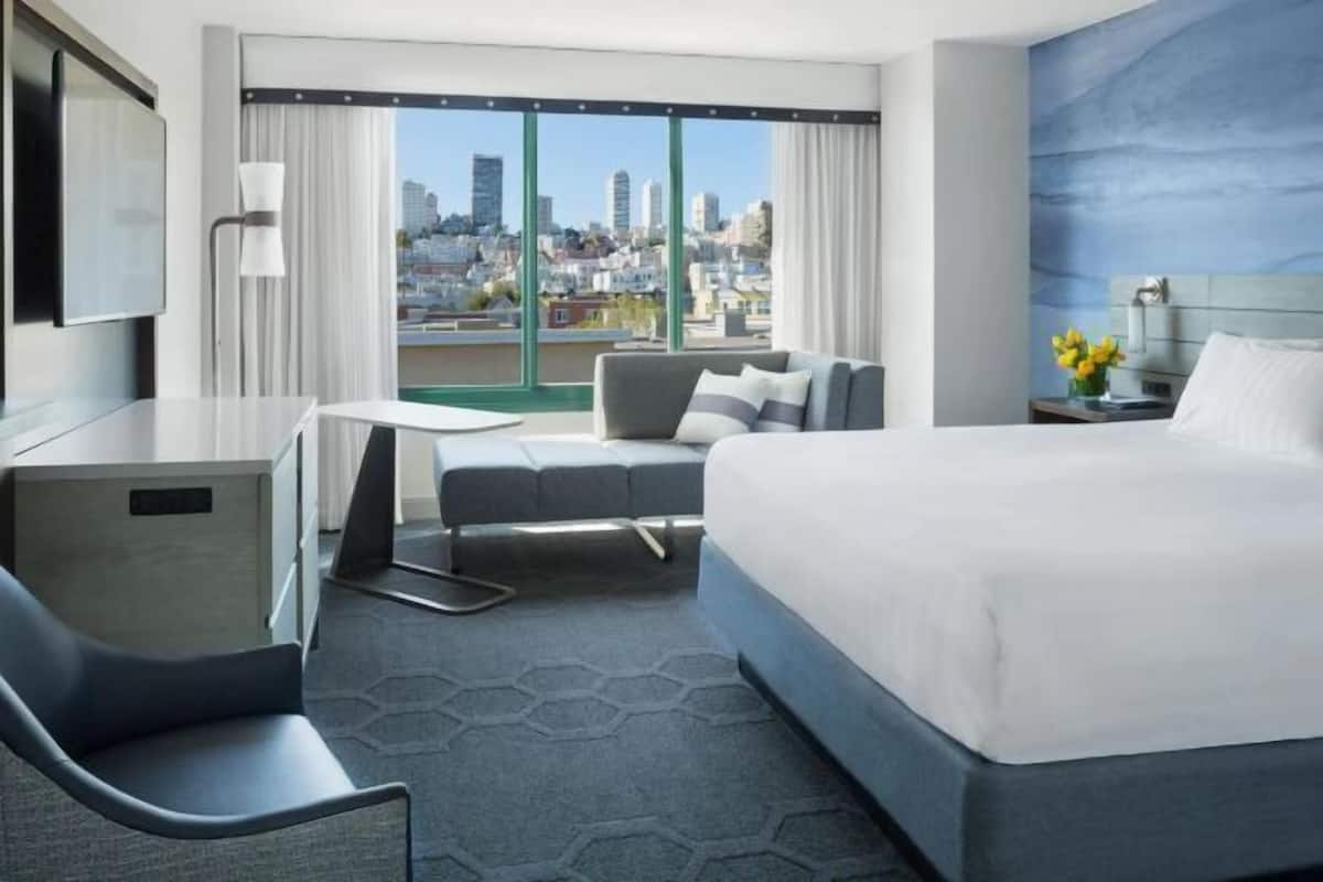 Literie de qualité, couette en duvet, lit avec matelas à plateau-coussin