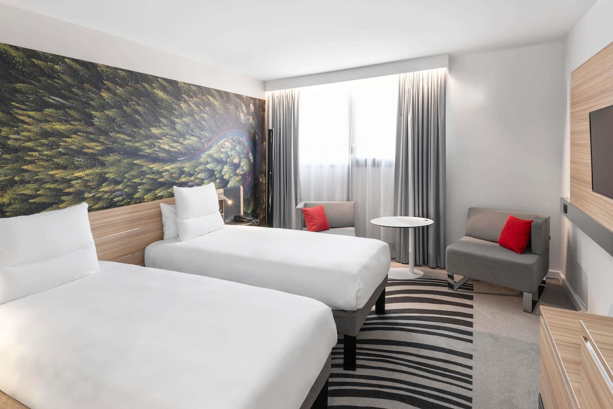 Kamar Twin Klasik, 2 Tempat Tidur Twin | Seprai premium, brankas, tirai kedap cahaya, dan kedap suara