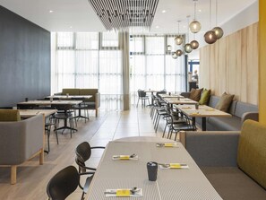 Café da manhã com buffet todos os dias mediante uma taxa