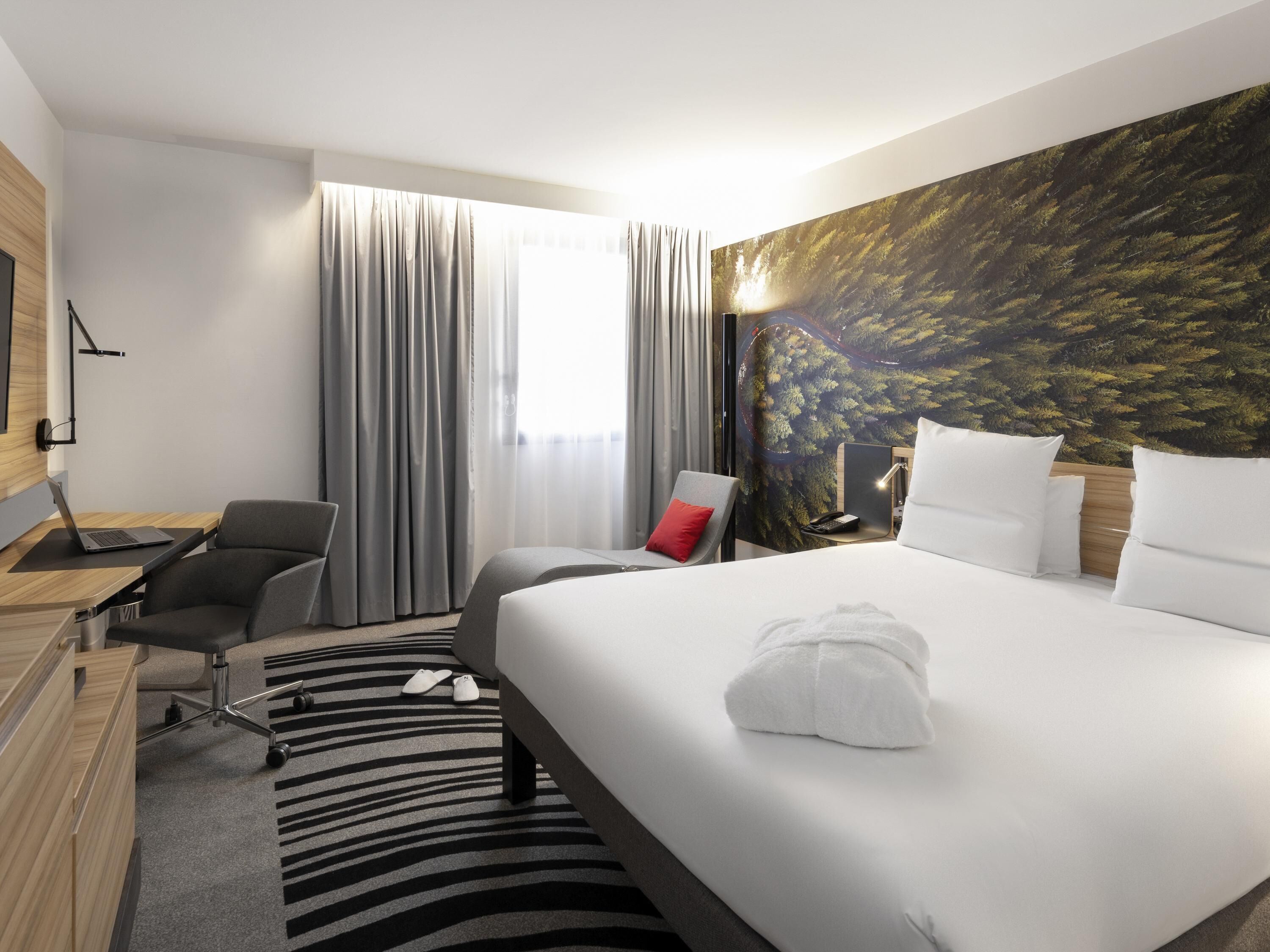 executive room, 1 double bed | premium bedding, in-room safe, blackout curtains, soundproofing