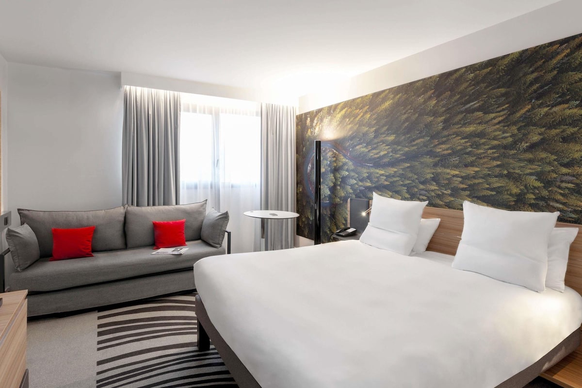 Kamar Klasik (1 Double Bed and 2 Sofa Beds) | Seprai premium, brankas, tirai kedap cahaya, dan kedap suara