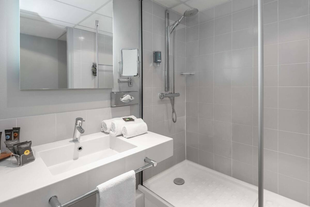 Premium bedding, in-room safe, blackout curtains, soundproofing