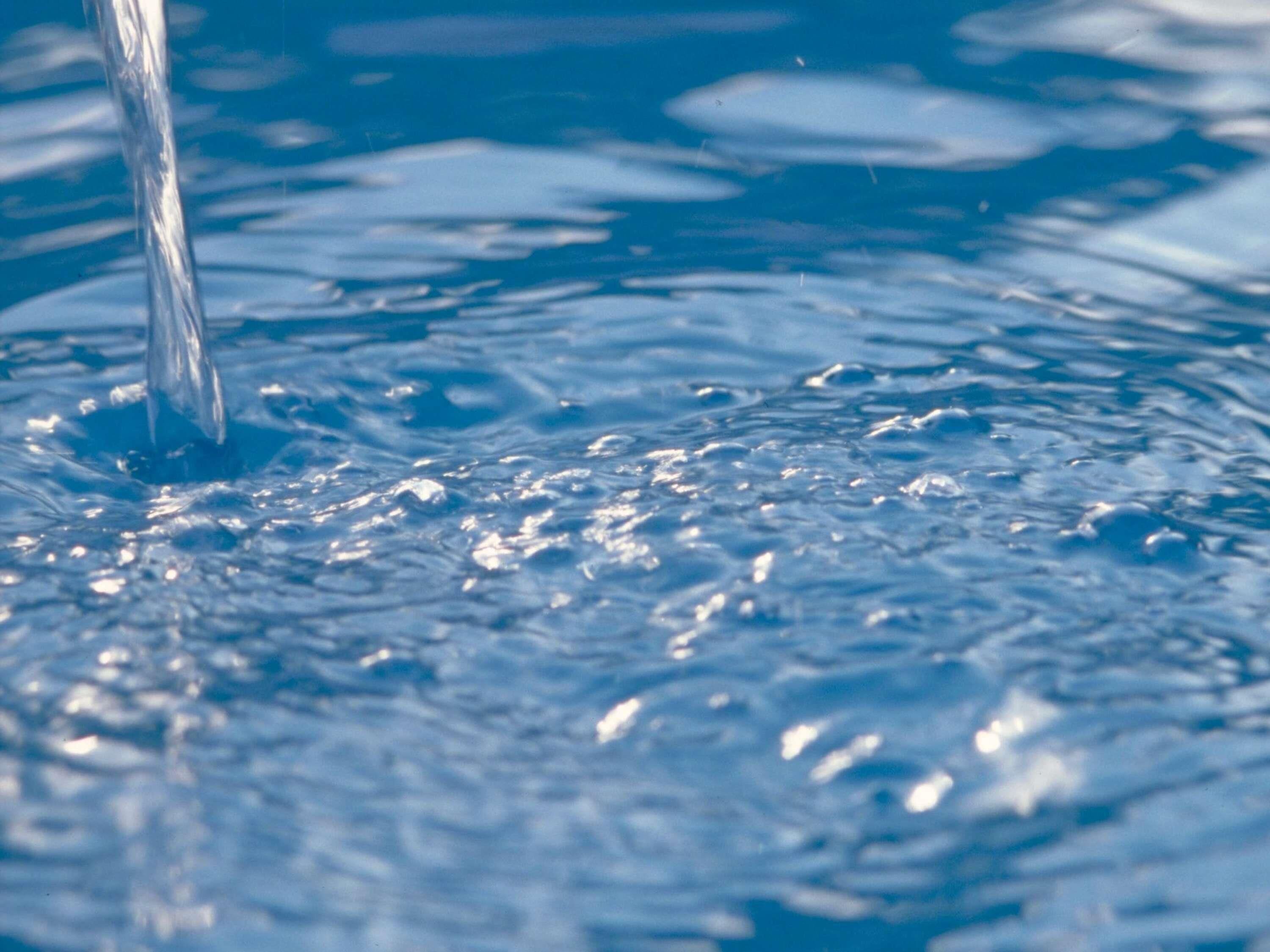 Un gros plan sur de l’eau avec des ondulations et un seul courant.