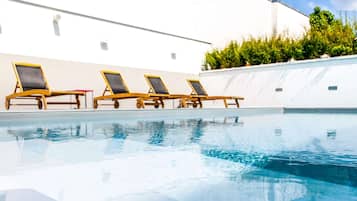 Una piscina al aire libre de temporada (de 10:00 a 20:00), sombrillas