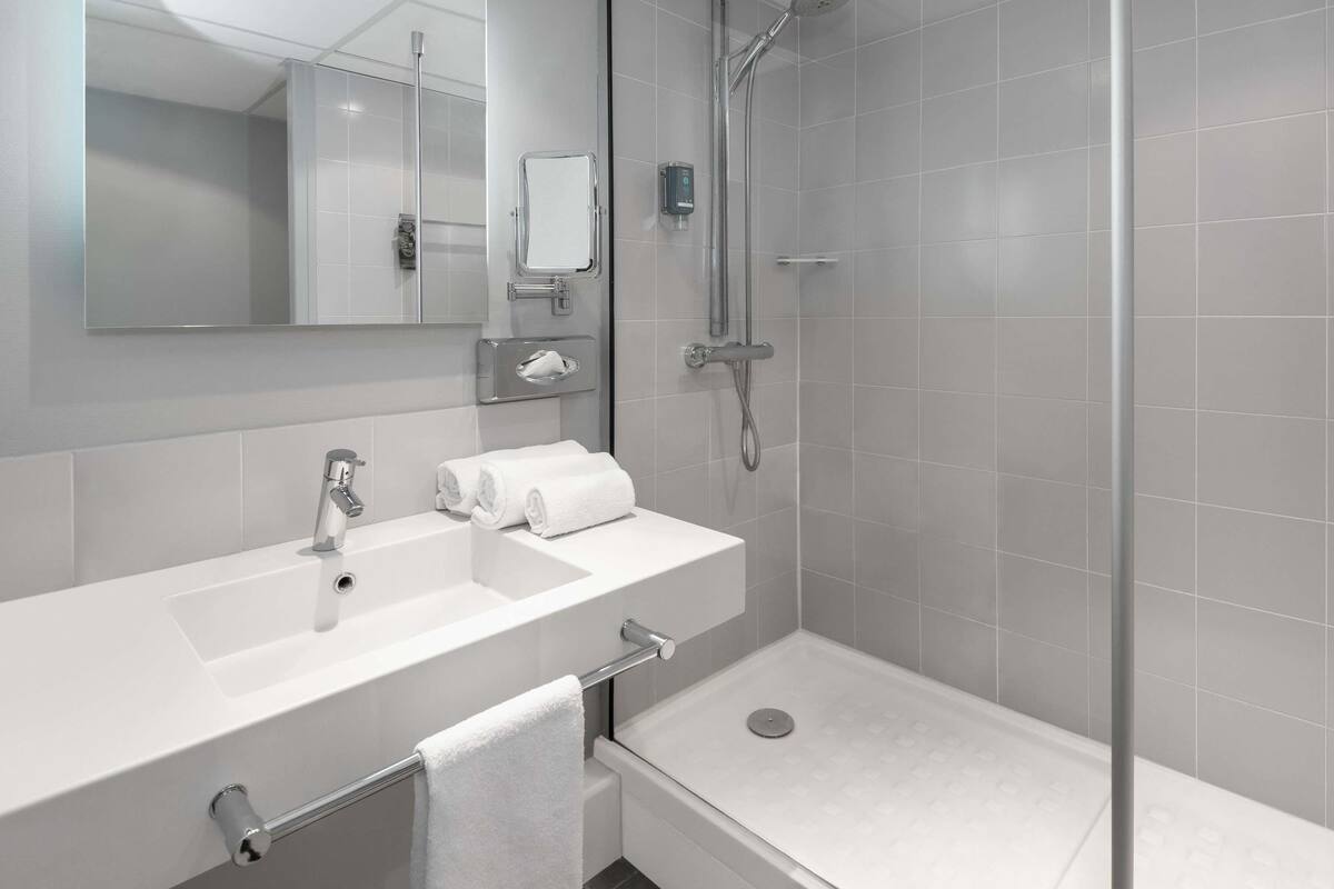 premium bedding, in-room safe, blackout curtains, soundproofing