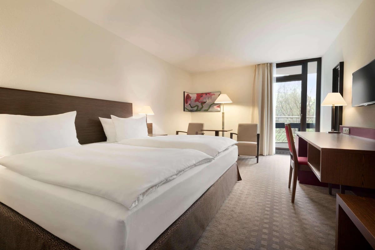 Hypo-allergenic bedding, minibar, in-room safe, desk