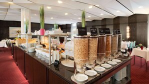 A buffet setup with various food dispensers and a sign indicating 'Smacks'. - Ramada by Wyndham Nuernberg Parkhotel (Nuremberg)