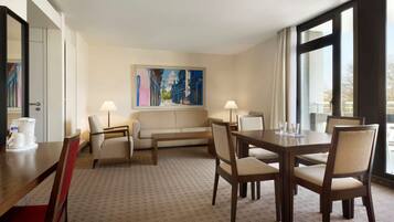 Suite, 1 King-Bett, Nichtraucher | Allergikerbettwaren, Minibar, Zimmersafe, Schreibtisch